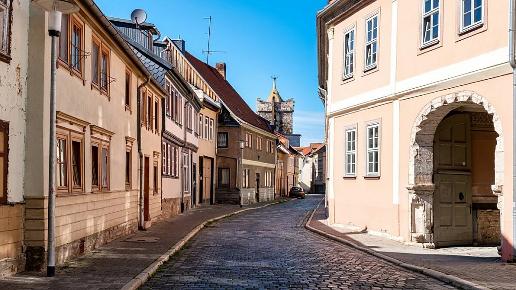terme e giardini circondati da splendide case a graticcio: si trova in germania ed è la piccola città del benessere