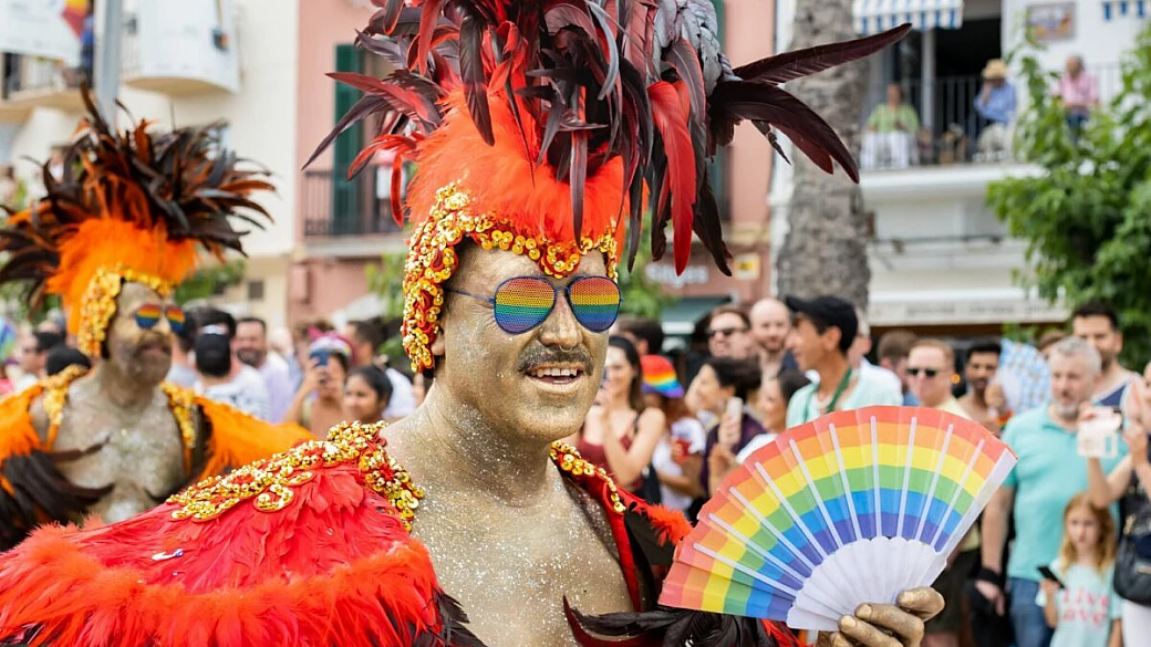 caldo, anzi caldissimo: in spagna c'è un carnevale davvero speciale che richiama fino a 300mila spettatori ogni anno
