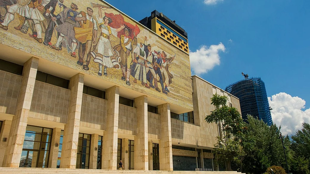 È la capitale più giovane d'europa, dove balcani e italia si mischiano: ecco cosa vedere a tirana in 2 giorni