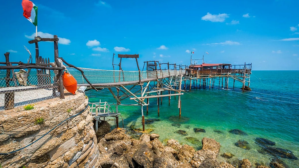 in abruzzo c’è una “strada verde” lunga più di 100 chilometri, ed è il perfetto mix di storia, natura e sapori
