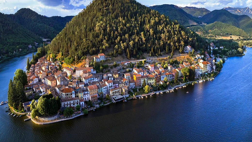 umbria, lo splendido borgo medievale di pescatori adagiato sulle sponde di un lago... alternativo