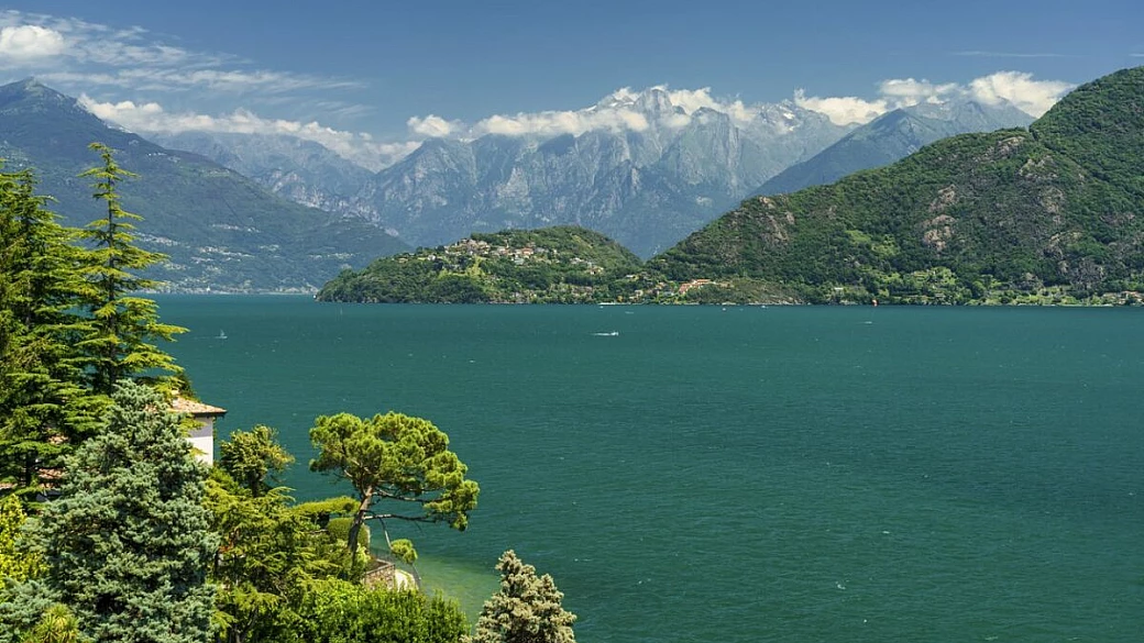 un cancello aperto sull'infinito: sulle sponde di questo magnifico lago c'è un giardino che ti toccherà il cuore