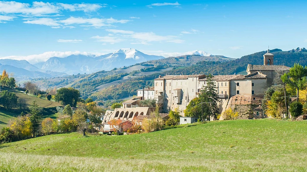 uno scorcio di medioevo arrivato intatto fino a noi: questo borgo nelle marche è l'oasi di pace e storia che aspetta solo te