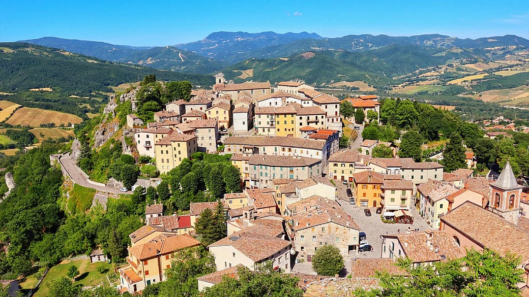 altro che riviera: tra i monti della romagna c'è un borgo d'arte in cui il tempo si è fermato in modo surreale