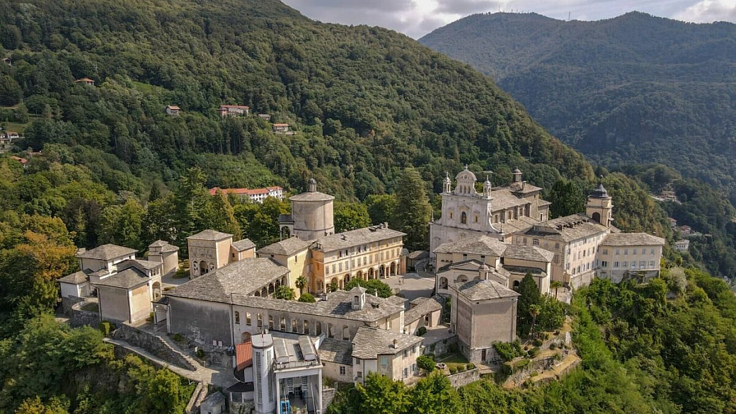 44 cappelle e 800 statue: a meno di due ore da torino c'è il monte sacro più bello al mondo, ed è un vero tesoro d'artista