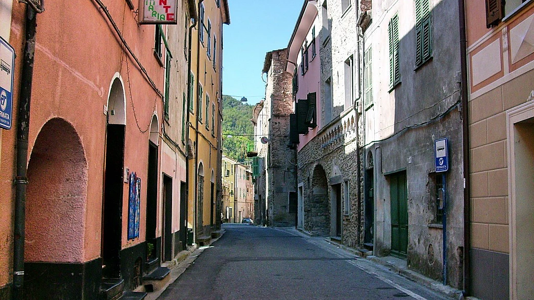 in liguria c’è un “delizioso” borgo tra le montagne dove tradizione e sapore si fondono in un unico abbraccio