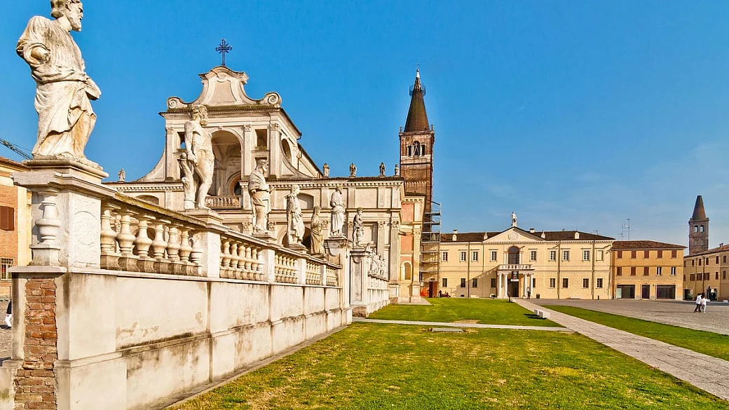 nascosta in bella vista tra i paesini della pianura padana c'è un'abbazia tanto sorprendente quanto sconosciuta