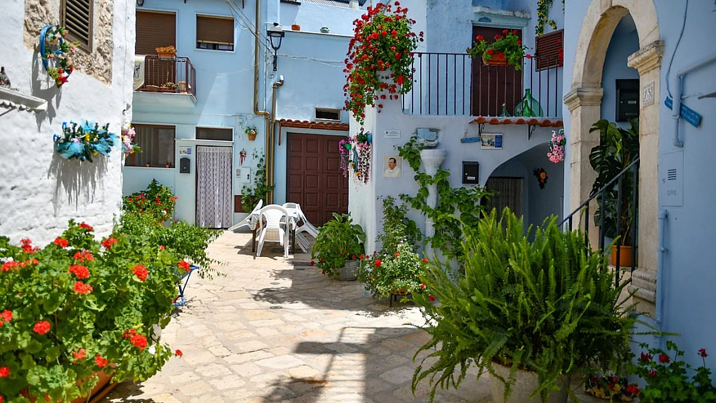 tra gli uliveti della puglia c'è un borgo azzurro: sembra di essere in marocco, ed è un posto che ti lascia a bocca aperta