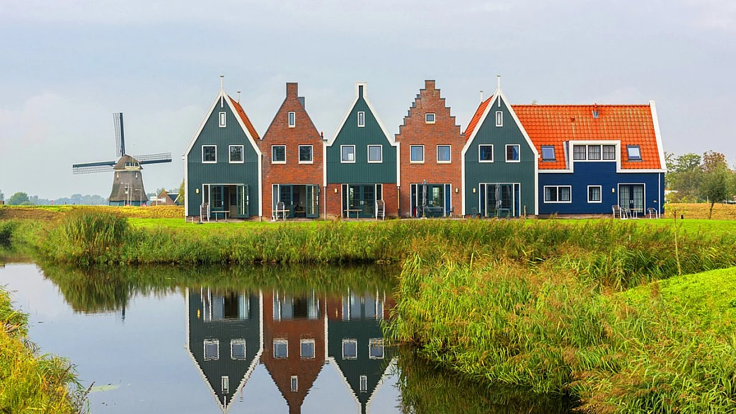 mulini e case coloratissime: sono loro i 3 luoghi più belli dell'olanda da scoprire in primavera