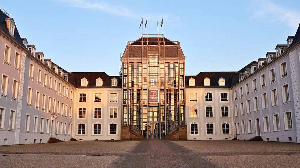 dentro questo castello del xviii secolo hanno costruito una torre moderna: il motivo ti lascerà senza parole