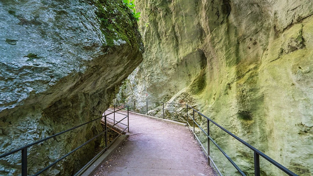 un grand canyon in miniatura tra gli appennini: si trova nelle marche ed è una delle gole più belle d'italia