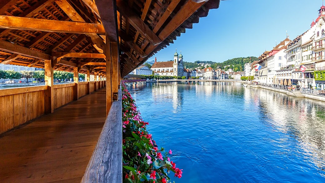 in svizzera c'è un ponte lungo 170 metri con una storia antichissima: il vero record è la sua bellezza