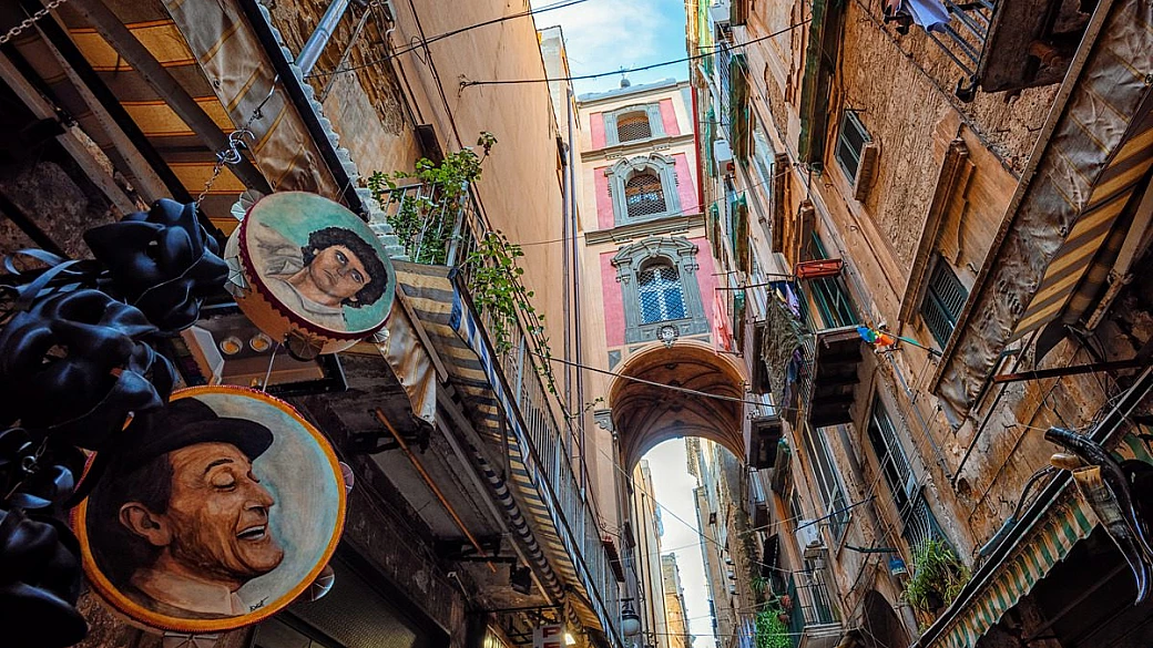 sulle tracce di totò: il quartiere di napoli che ha dato i natali al principe della risata