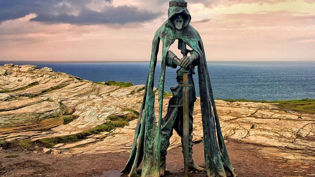 oggi è solo un mucchio di rovine nella brughiera, ma proprio qui nel 1200 c'era il mitico castello di re artù