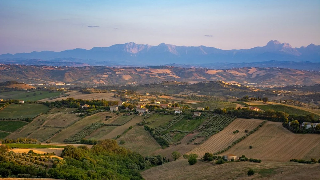 non è ancora stagione di pesche, ma nel 'borgo arancione' delle marche le trovi tutto l'anno: ecco perché