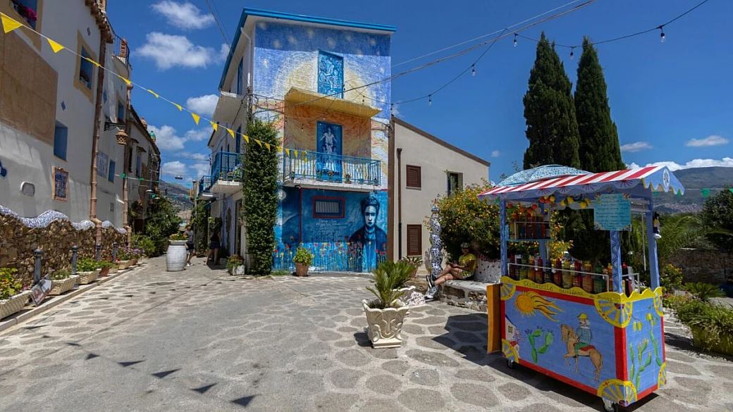 una piccola barcellona nel cuore della sicilia: questo paesino di soli 20 abitanti è il più colorato che visiterai quest'anno
