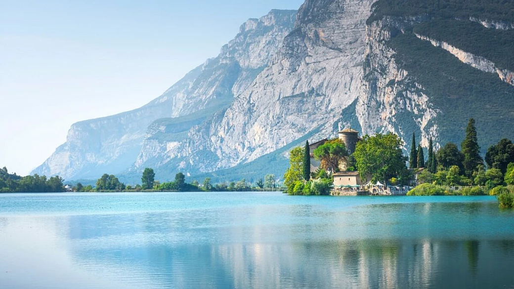 in trentino c'è un castello bagnato dall'acqua di un lago, ed è un posto da cartolina da vivere a fine marzo