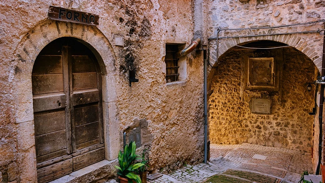 È il borgo simbolo della ciociaria: da qui puoi godere di magnifici paesaggi su tutta la regione, ma è la sua storia a renderlo emozionante