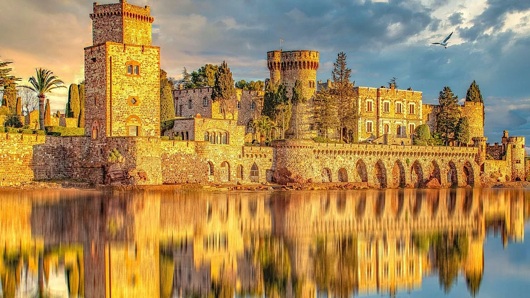 costruito su una delle spiagge più belle d'europa, questo castello bagnato dalle acque del mare nasconde un segreto... moderno