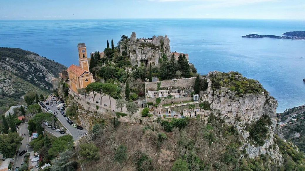 la fortezza-balcone sul mare del sud: questa città è un magnifico affresco di natura e panorami