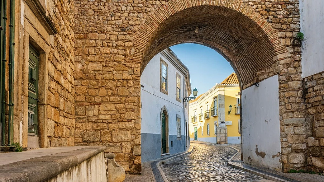 una luce sul mare del portogallo: questa città si scopre in 4 giorni tra magnifiche spiagge e... baccalà!
