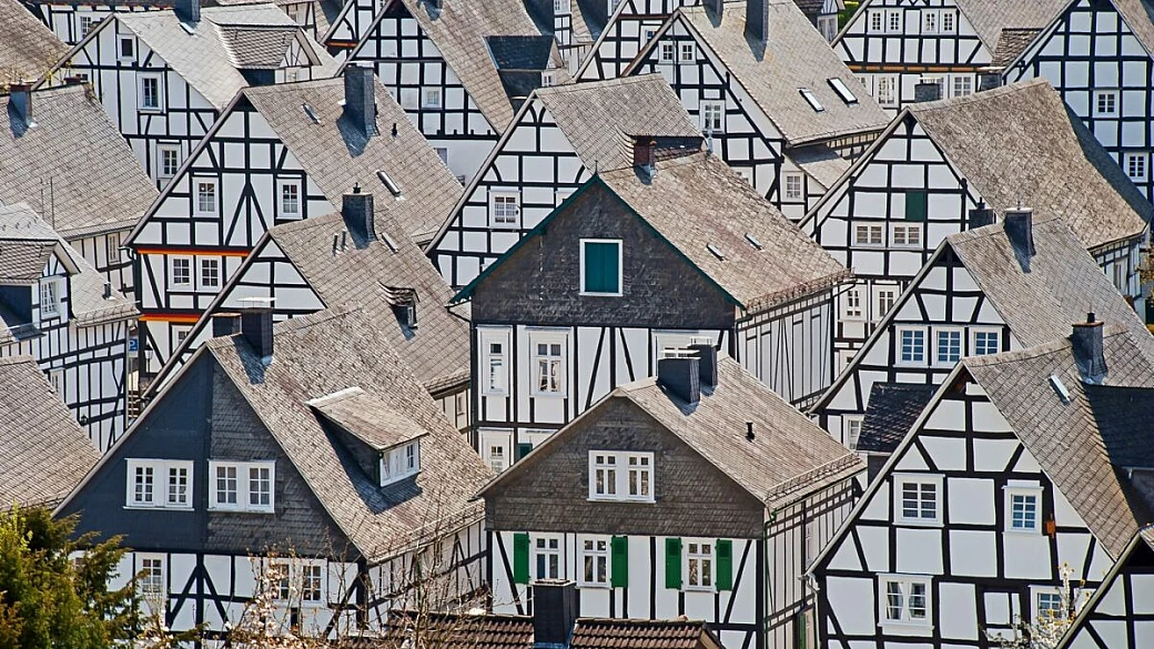 bianco e nero, eppure non è un film d'altri tempi: nel cuore della germania c'è un borgo che sembra finto per quanto è bello