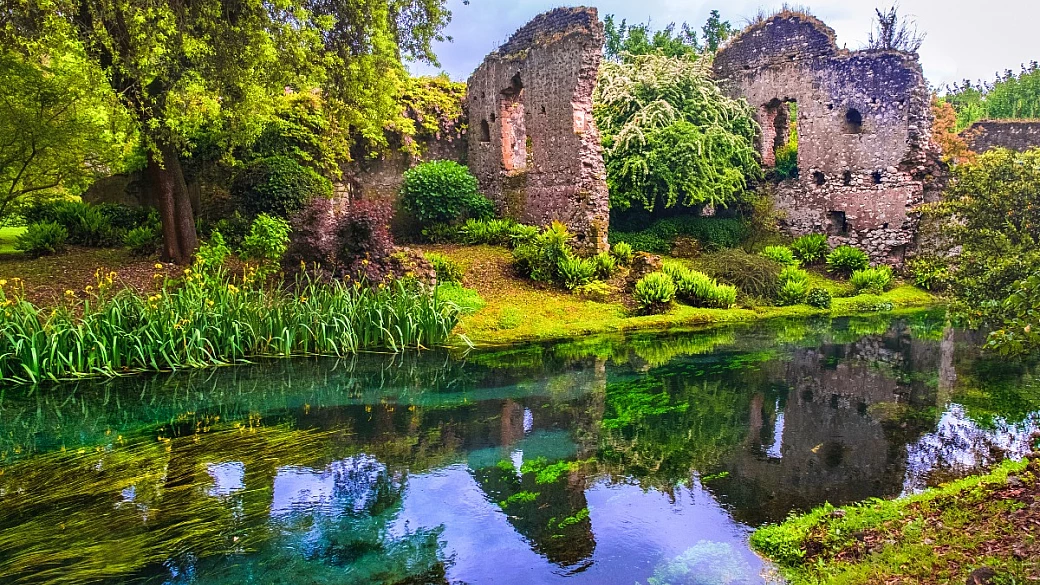 tra reperti medievali e fiumiciattoli, a un'ora da roma c'è il giardino più romantico al mondo
