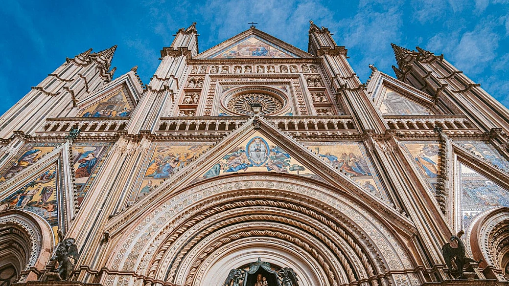 la piccola irlanda dell'umbria è il borgo dove ogni 17 marzo si festeggia san patrizio e il curioso luogo a lui dedicato