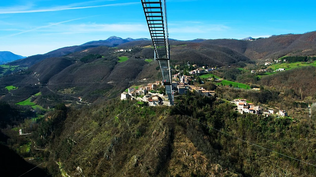 un salto nel vuoto a 175 metri d'altezza: nel cuore dell'umbria c'è il ponte sospeso più adrenalinico d'europa