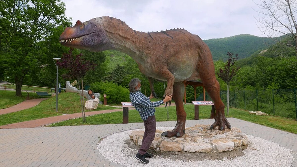 vicino varese c'è il 'borgo dei dinosauri': affacciato sul lago, da qui nasce la pietra dei più grandi monumenti del nord italia