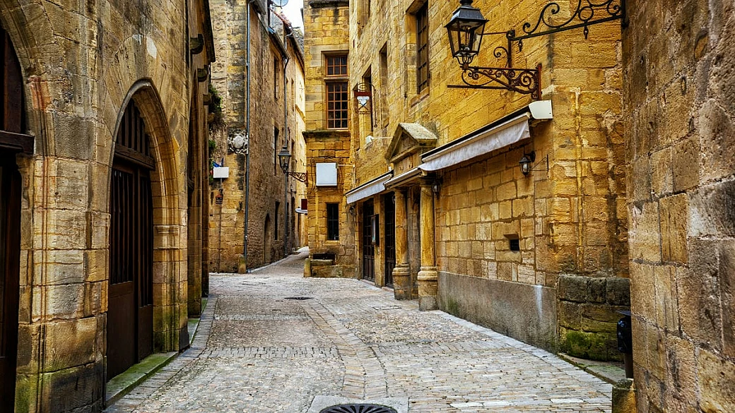 50 sfumature di ocra nel cuore della francia: il borgo medievale che sembra il set di un grande film in costume