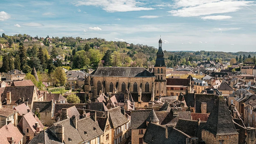 50 sfumature di ocra: ecco il borgo della dordogna dove sembra di trovarsi sul set di un vecchio film in costume