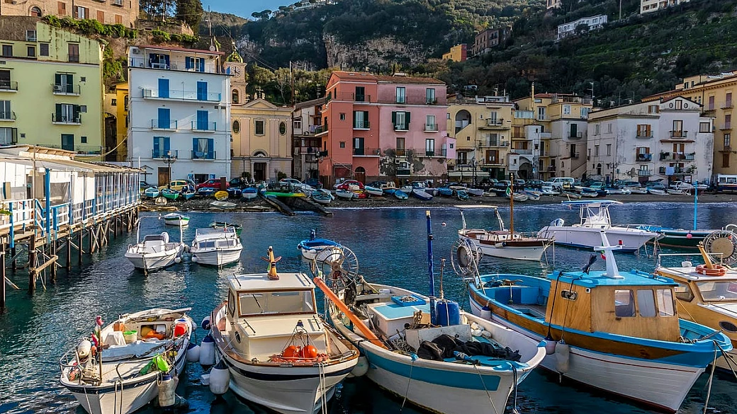 signora, i limoni! i più buoni d'italia vengono da questa città, ed è un 'paradiso giallo' dove respirare profumo di primavera