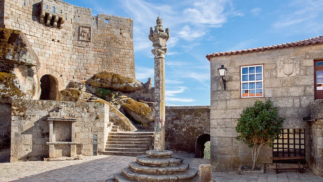 a 760 metri c'è la fortezza che guarda verso il confine: questo borgo-castello è poco conosciuto ma bellissimo