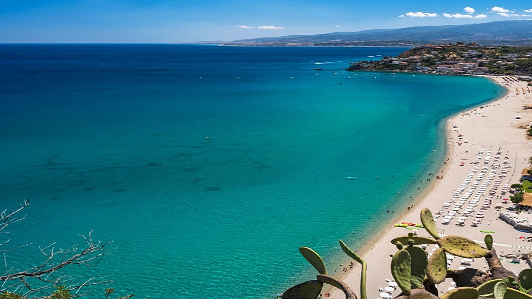 la meraviglia dei caraibi ma senza muoversi dall'italia: questa spiaggia della calabria è un sogno ad occhi aperti
