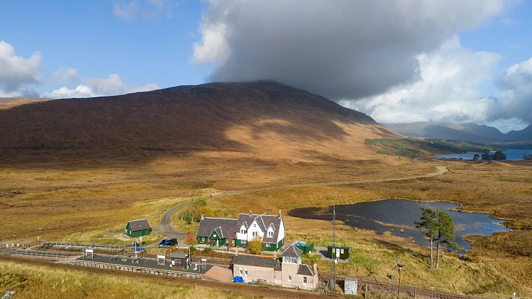 hai mai dormito dentro una stazione ferroviaria? in scozia i veri amanti dei treni possono provare questa esperienza