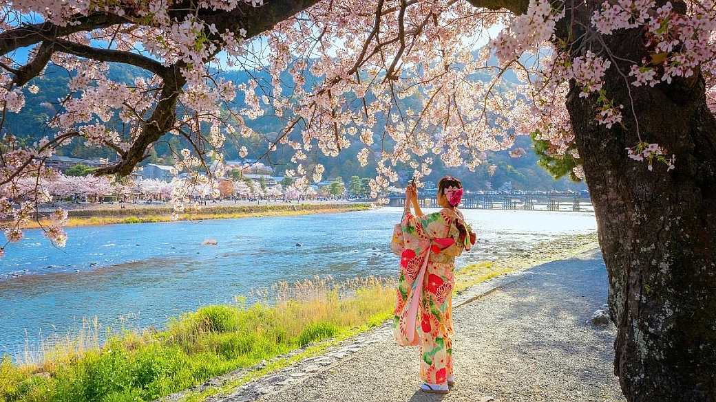 senza soldi è impossibile, ma low-cost si può fare: patrizio roversi intervista andrea petroni di vologratis