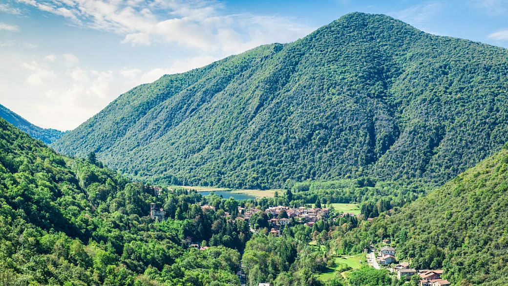 vicino al confine con la svizzera c'è il borgo più originale d'italia: è diviso in 2 e ha ben due laghi nel suo territorio