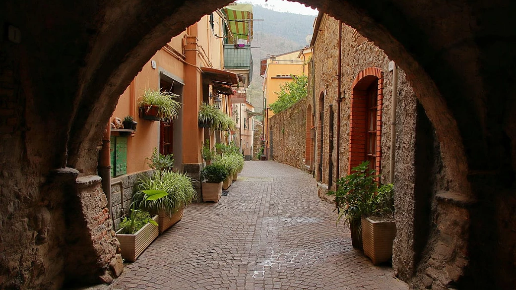 un piccolo angolo di medioevo tra torri e fiume: in questo borgo della liguria si cammina in mezzo a millenni di storia