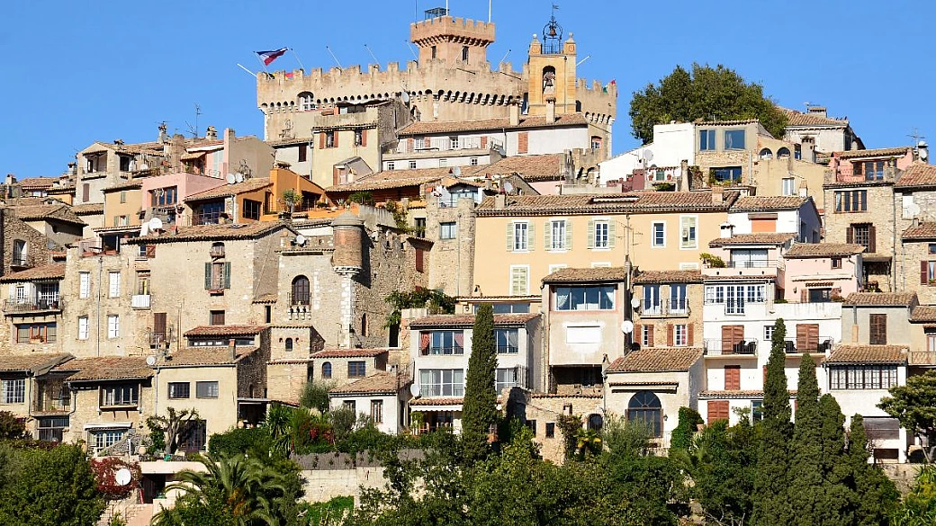 il borgo inconfondibile della provenza: a stupire è il nome prima ancora della bellezza