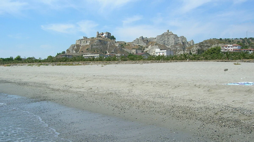 la spiaggia più economica d'italia? non ha nulla da invidiare alla sardegna: qui ci si gode il mare con 10 euro al giorno