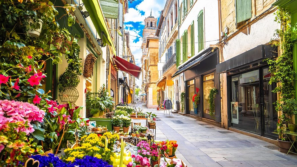 un anticipo d'estate: in questa città della provenza la pasqua si festeggia tra croissant e fuochi d'artificio