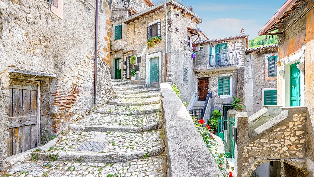 alle porte di roma c'è il borgo senza macchine, ed è il più grande d'europa: visitarlo ad aprile è un'ottima idea