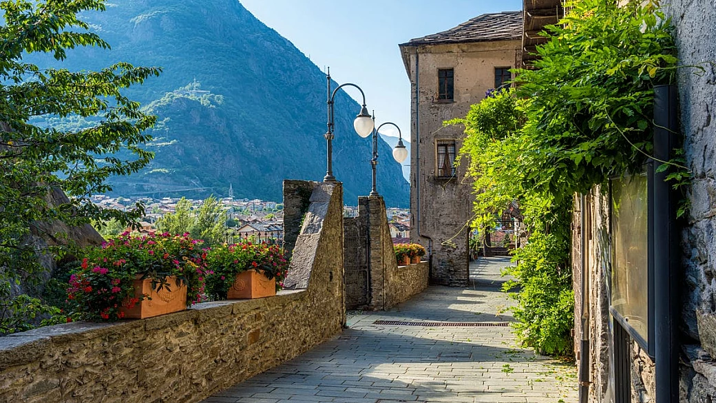 una grande porta per una piccola regione: il borgo del castello ti introduce alle meraviglie del tetto d'italia