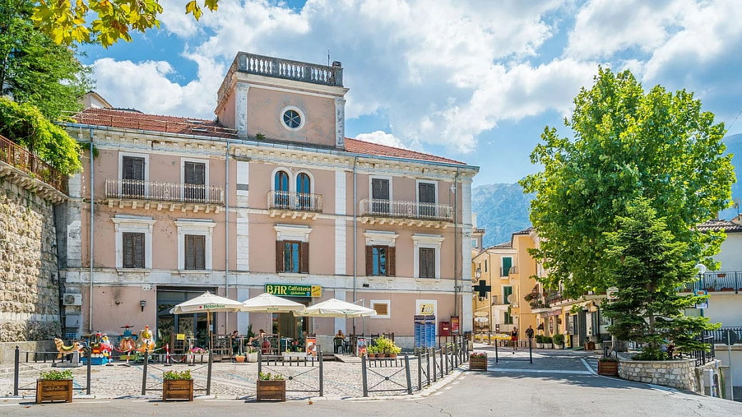 ci sono le sorgenti, ma non le terme: ecco il borgo dell'abruzzo dove il benessere è en plein air (in tutti i sensi)