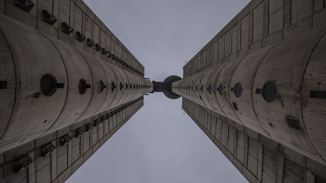 se siete fan dell'architettura brutalista, a meno di un'ora dall'italia c'è un grattacielo che dovete assolutamente scoprire