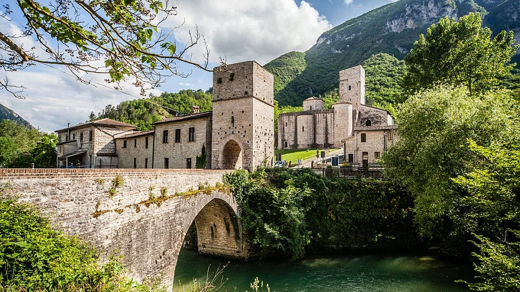 un angolo di paradiso tra le colline marchigiane: tra grotte e castelli c’è un borgo medievale che è un vero e proprio tesoro