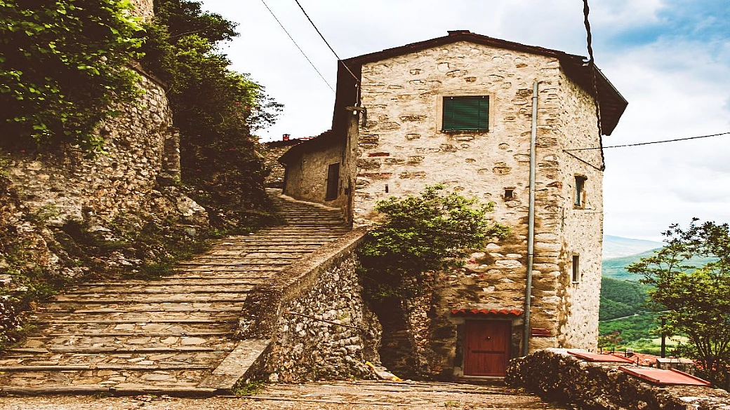 ci abitano meno di 30 persone ed è il più ripido della toscana: il borgo verticale incastonato tra le montagne