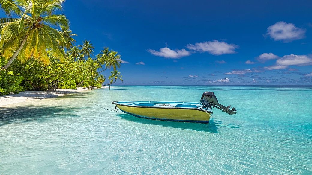 una miriade di piccole gemme incastonate nell'azzurro cristallino dell'oceano indiano: ecco come vivere le maldive in autonomia