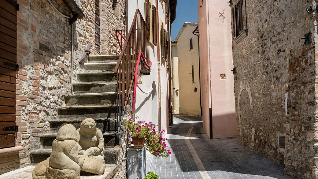 in umbria c'è il borgo della pietra rosa: ferito dal terremoto, è tornato a risplendere ed è più bello che mai